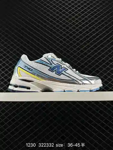 6 Corporate New Balance 74. Todo el cuerpo del zapato está hecho de tela de malla azul cielo como ba