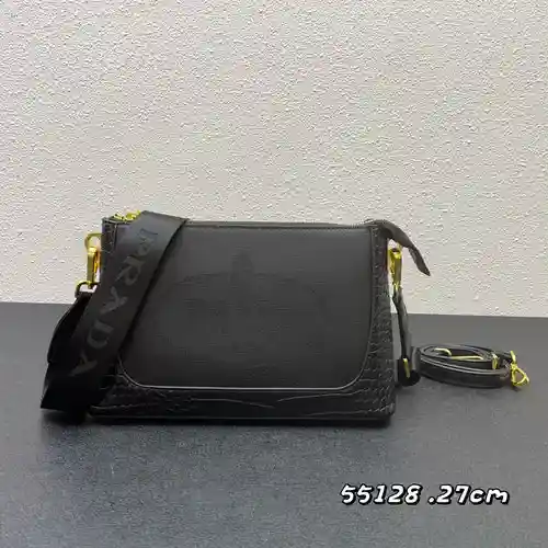 Bolso bandolera PRA@DA elaborado en piel vacuna original importada, alta calidad, entrega en bolsa d