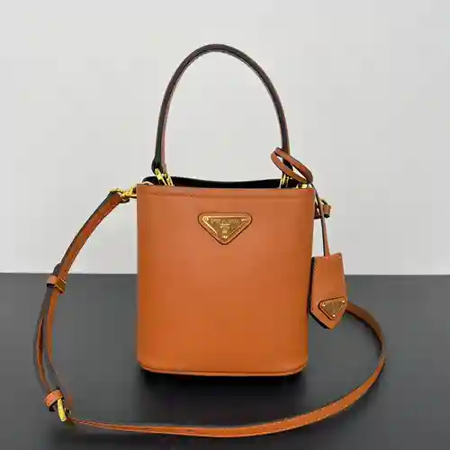 Bolso tipo cubo elaborado en piel de vacuno original importada, alta calidad, entrega en bolsa de re