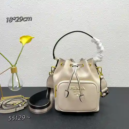 Bolso bombonera PRA@DA elaborado en piel de vacuno original importada, alta calidad, entrega en bols