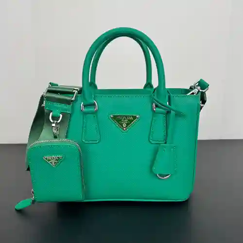 Bolso elaborado en piel vacuna original importada, alta calidad, entrega en bolsa de regalo factura,