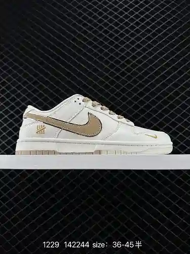 22 Undefeated x Nike Dunk SB Low de nivel corporativo en blanco roto y marrón claro. Este estilo est