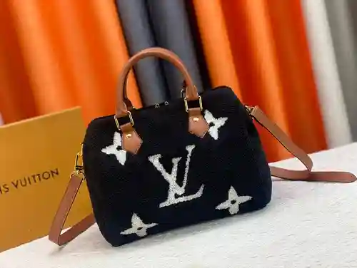 Bolso elaborado en piel lana importada, primera calidad, entrega en bolsa de regalo factura, tamaño 
