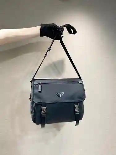 Bolso bandolera PRA@DA para hombre, elaborado en piel vacuna original importada, alta calidad, entre