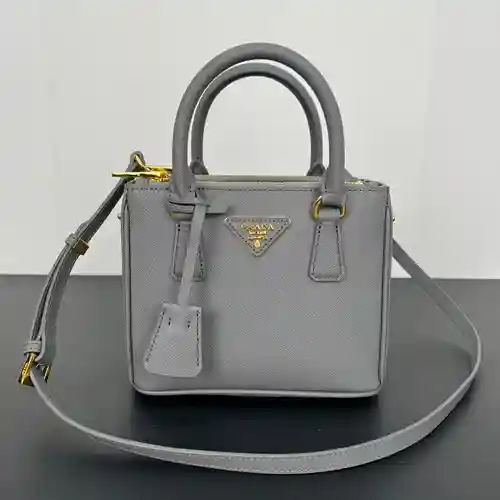 Bolso elaborado en piel vacuna original importada, alta calidad, entrega en bolsa de regalo factura,