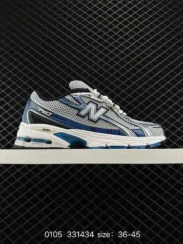 7 New Balance 74. Todo el cuerpo del zapato está hecho de tela de malla azul cielo como base, y se u