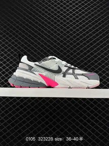 4 Las zapatillas para correr Nike NIKE V2K RUN son tendencia retro. Zapatillas de malla transpirable