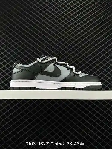 El cuerpo del zapato Nike Dunk Low caramelo de tres puntos en blanco y negro está repintado con pigm