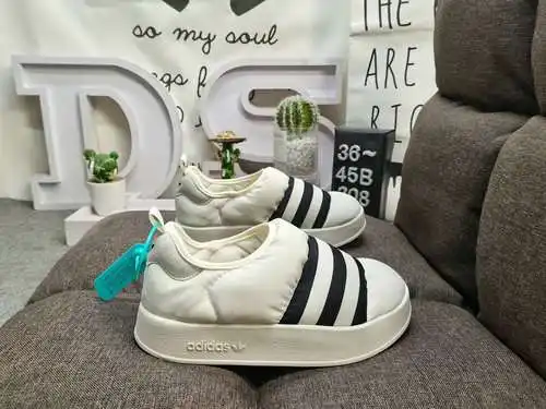 308DAD Originals Puffylette calcetín pan zapatos GY1593. La parte superior está hecha de material te