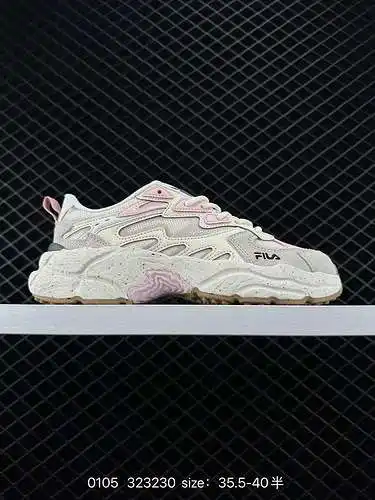 FILA/FILA utiliza cuero de fibra liviana combinado con material superior de tela de malla, entresuel