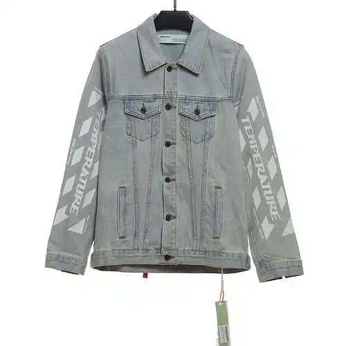 Chaqueta vaquera con diseño de cebra y flechas con parche de cinta OW