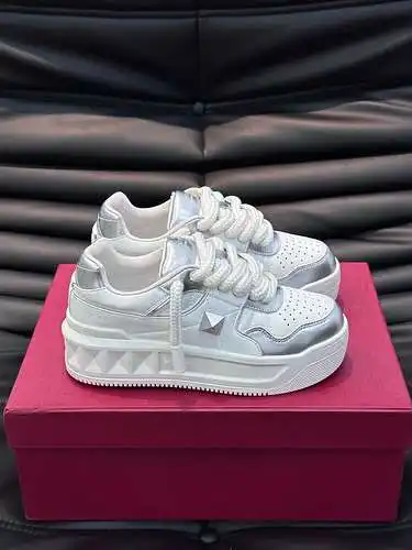 Zapatos de hombre Valentino Código: 0109B80 Talla: 38-44 (45 está hecho a medida y no se puede devol