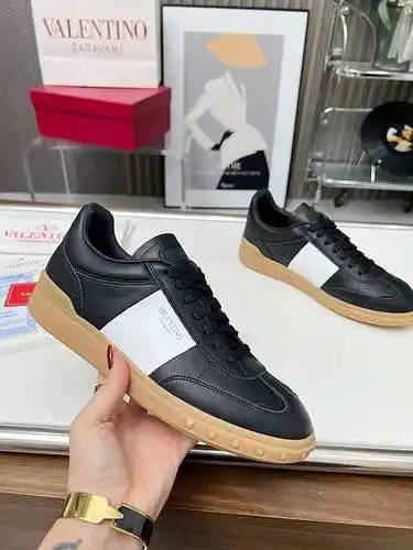 Modelo de pareja Valentino código: 0113C20 Talla: mujer 35-41 hombre 39-46 (mujer 41, hombre 45.56 p