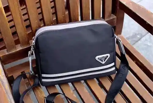Bolso bandolera PRA@DA para hombre, elaborado en piel vacuna original importada, alta calidad, entre