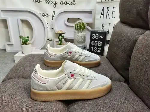 Los zapatos 132D para hombre y mujer son modelos auténticos de media talla. Fabricada en piel de ant