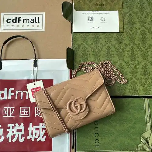 El bolso con cadena GG está hecho de cuero original importado de primera calidad. Versión réplica de
