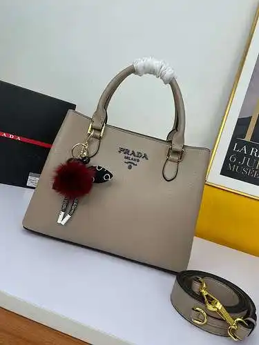 Bolso PRA@DA elaborado en piel vacuna original importada, alta calidad, entrega en bolsa de regalo f
