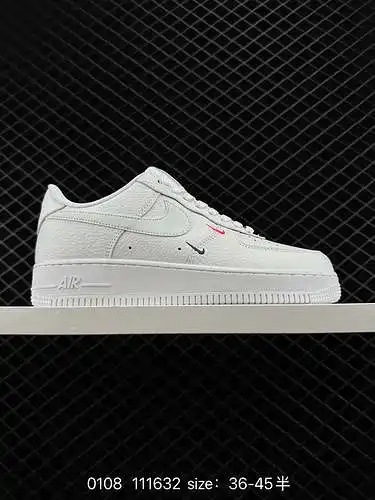 6 AIR FORCE LOW PREMIUM "Swooshes rojos y azules con patrón de litchi" se basa en el clási