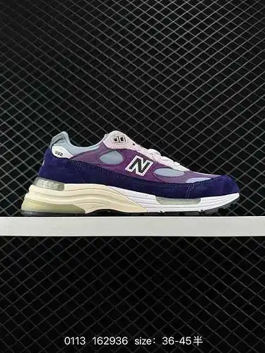 8 La parte superior de estilo retro New Balance 992 está hecha de cuero de cerdo y tela. El proceso 