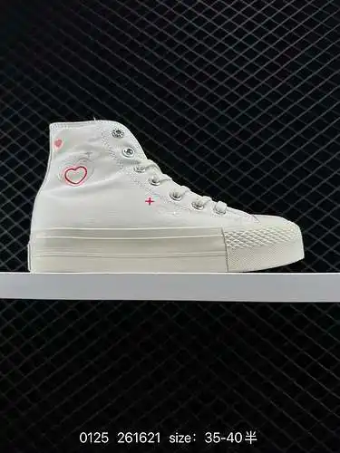 5 zapatos Converse Chuck 97s para el Día de San Valentín están decorados con corazones y estrellas p