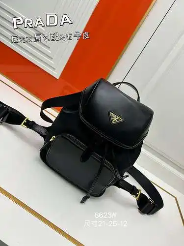 Mochila PRA@DA fabricada en piel de vacuno simple original importada, alta calidad, entrega en bolsa