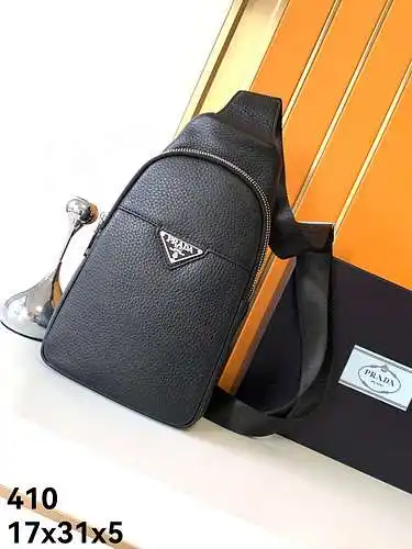 Bolso de pecho PRA@DA para hombre, elaborado en piel vacuna original importada, alta calidad, entreg