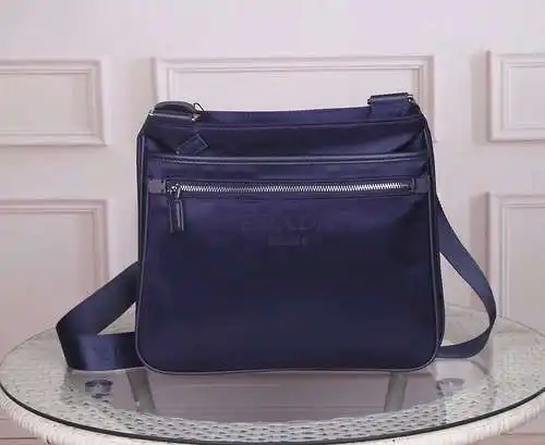 Bolso bandolera PRA@DA para hombre, elaborado en piel vacuna original importada, alta calidad, entre