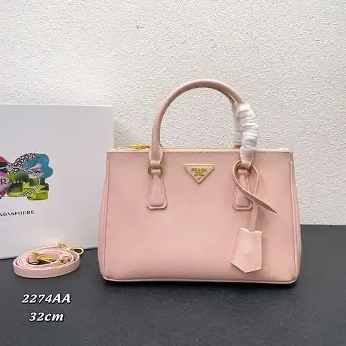 Bolso PRA@DA elaborado en piel vacuna original importada, alta calidad, entrega en bolsa de regalo f