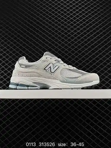 3 Las auténticas New Balance 22R siguen la tecnología clásica del momento de su lanzamiento, con una