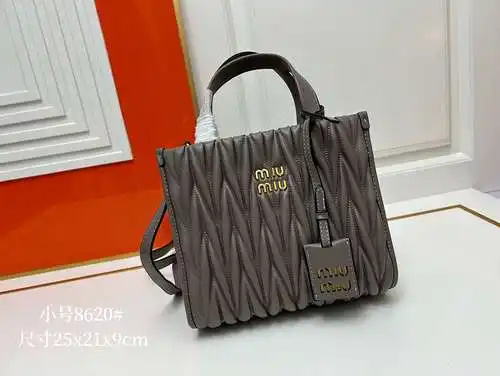 El bolso MiuMiu está hecho de piel de vaca original importada, calidad de alta gama, entrega en fact