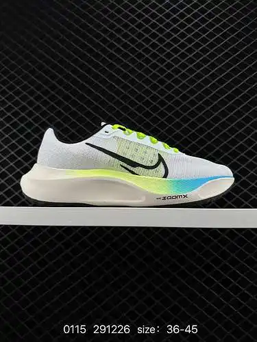 3 Nk Zoom Fly Zapatillas Nike superelásticas y ligeras. Los zapatos están equipados con material Fly