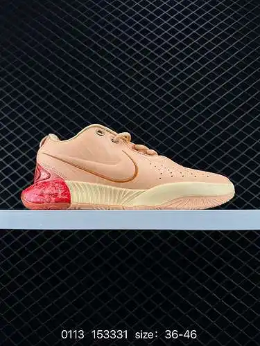El calzado de baloncesto Nike LeBron XIX EP te ayuda a seguir avanzando cuando las cosas están difíc