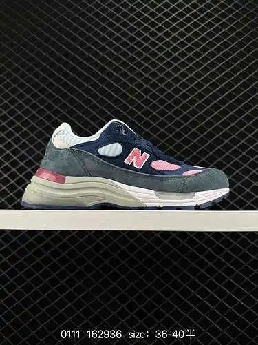 8 La parte superior de estilo retro New Balance 992 está hecha de cuero de cerdo y tela. El proceso 