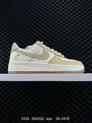 6 Zapatillas casual Nike Air Force Low 7 con costuras blancas y amarillas Air Force 1 de caña baja. 