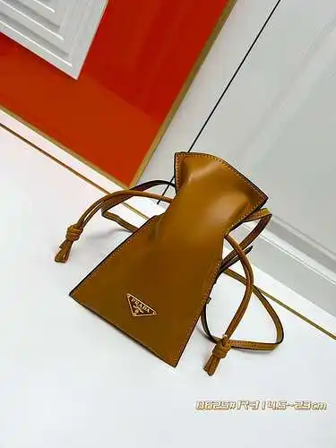 PRA@DA pequeña bolsa de la suerte hecha de piel de vaca original importada, alta calidad, factura de