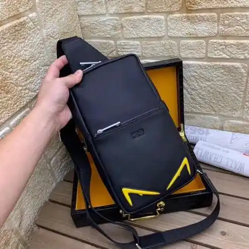 FEN@DI Bolso de pecho para hombre, elaborado en piel de vacuno original importada, alta calidad, ent