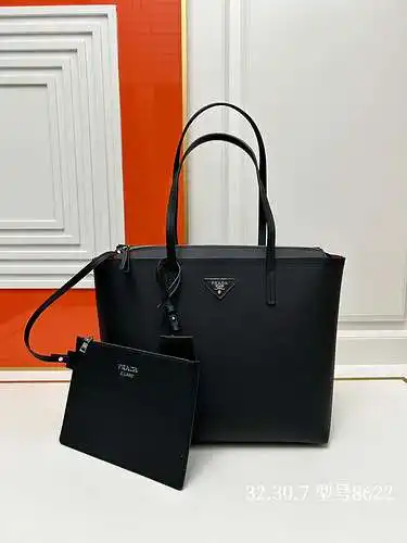 Bolso bandolera PRA@DA elaborado en piel de vacuno original importada, alta calidad, entrega en bols