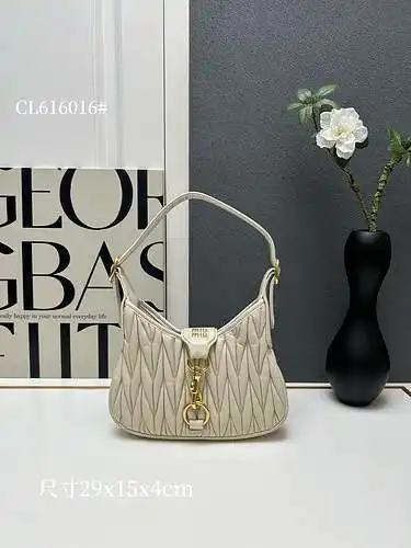 Bolso para axilas MIU MIU está fabricado en piel de vacuno original importada, calidad de gama alta,