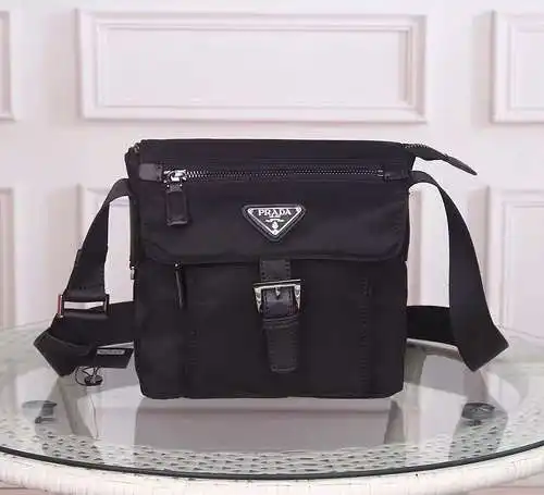 Bolso bandolera PRA@DA para hombre, elaborado en piel vacuna original importada, alta calidad, entre