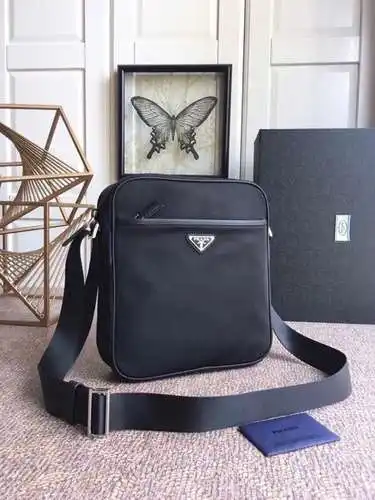 Bolso bandolera PRA@DA para hombre, elaborado en piel vacuna original importada, alta calidad, entre