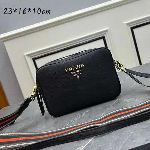 Bolso bandolera PRA@DA elaborado en piel vacuna original importada, alta calidad, entrega en bolsa d