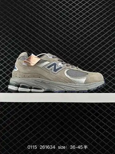 7 New Balance 22R hereda la tecnología clásica del momento de su lanzamiento, utilizando una entresu