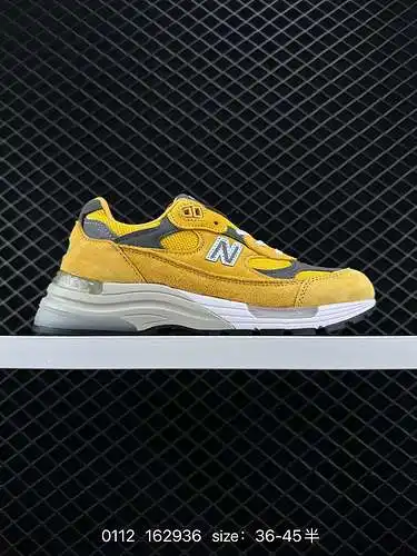 8 La parte superior de estilo retro New Balance 992 está hecha de cuero de cerdo y tela. El proceso 
