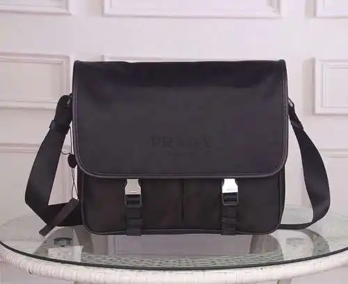 Bolso bandolera PRA@DA para hombre, elaborado en piel vacuna original importada, alta calidad, entre