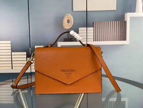 Bolso PRA@DA elaborado en piel vacuna original importada, alta calidad, entrega en bolsa de regalo f