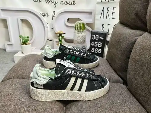 En la segunda serie de colaboración entre 866DAdidas Originals y la marca de moda Song for the Mute,