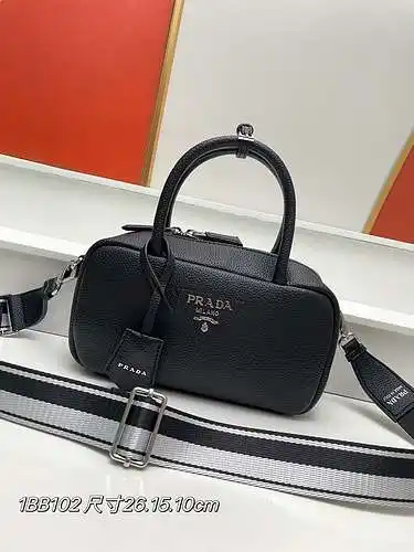 Bolso bowling PRA@DA elaborado en piel vacuna original importada, alta calidad, entrega en bolsa reg