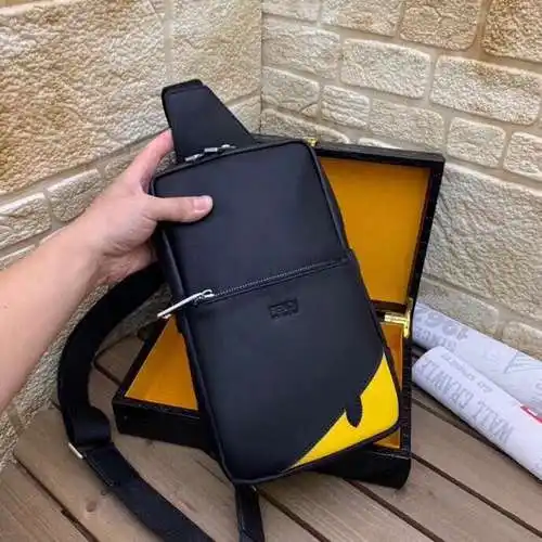 FEN@DI Bolso de pecho para hombre, elaborado en piel de vacuno original importada, alta calidad, ent