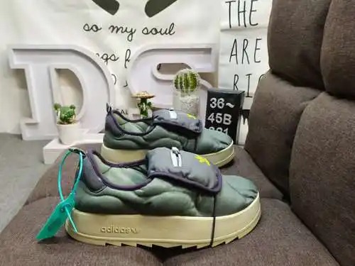 321D AD Originals Puffylette calcetín pan zapatos GY1593. La parte superior está hecha de material t
