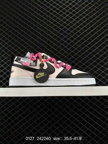 2 Nike Court Borough Low 2 es una zapatilla deportiva informal, transpirable, versátil y de caña baj